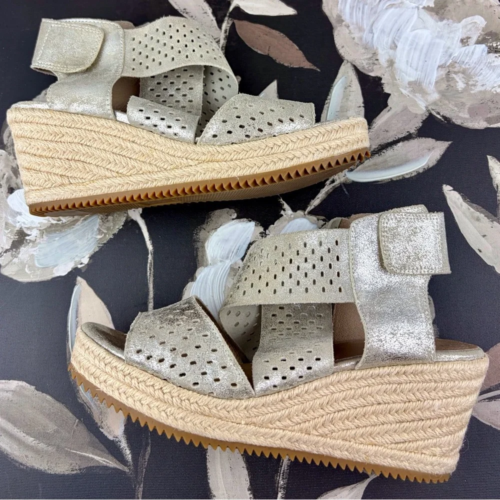 Eileen Fisher Willow Wedge Espadrille Sandals in Gold Size 7.5 Medium Width Fit.